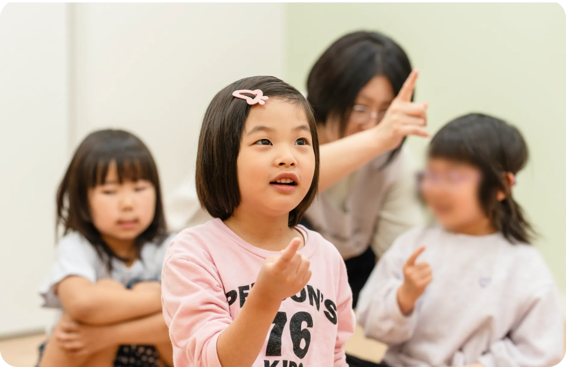 おもちゃを持つこども