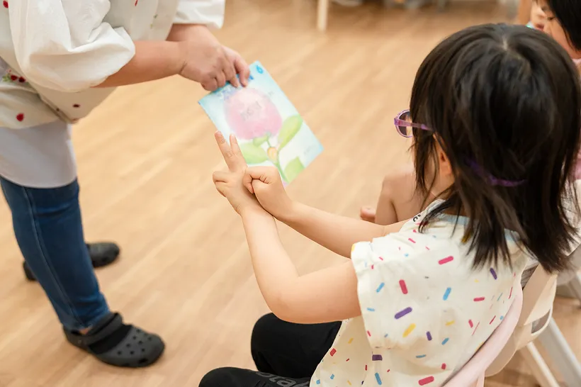 遊んでいるこどもの様子